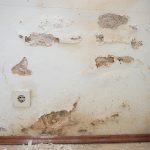 Umidità senza iniezione su un muro con intonaco distaccato