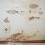 Dégradation du revêtement en partie basse d’un mur