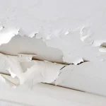 Afbladderende verf op een binnenmuur
